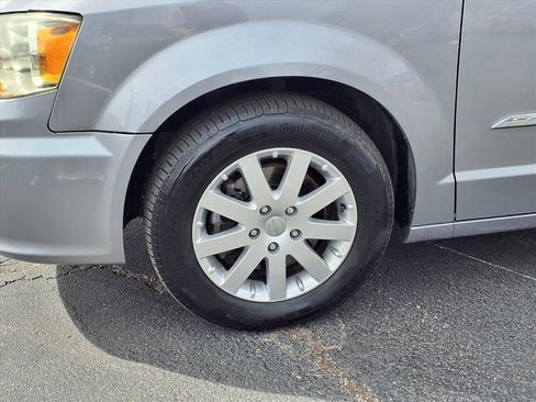 Used 2016 Chrysler Town & Country Touring image 21