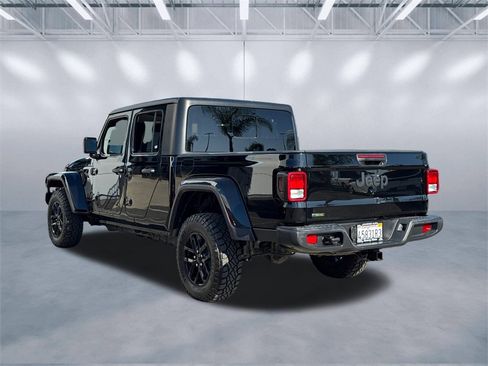 Used 2022 Jeep Gladiator Sport image 4