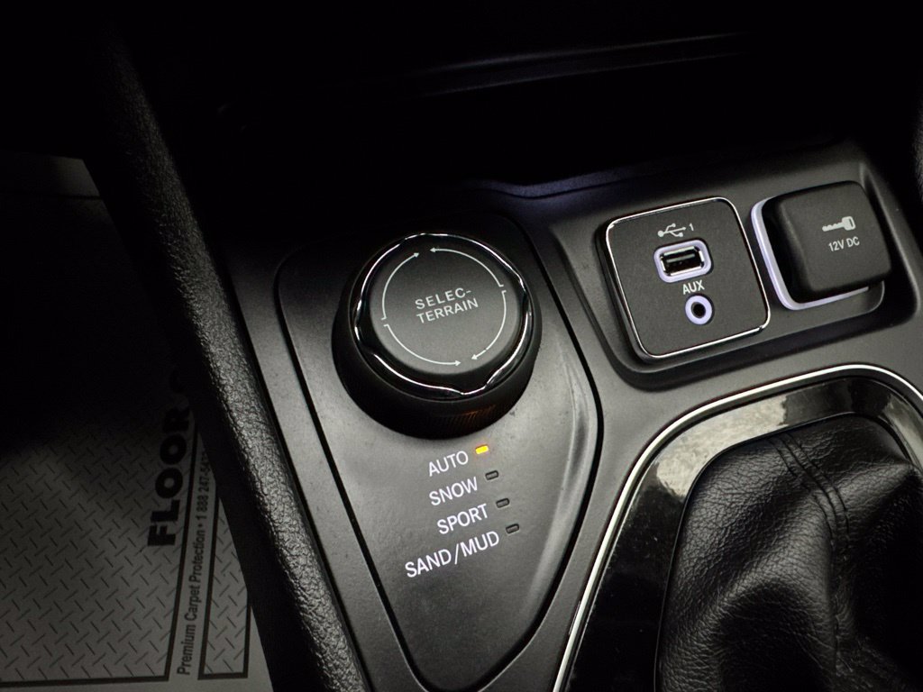 Used 2019 Jeep Cherokee Limited AWD/4WD image 38
