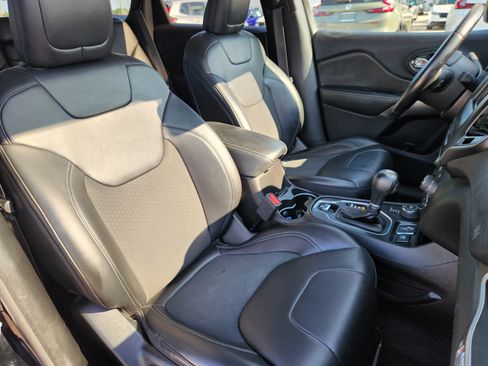 Used 2019 Jeep Cherokee Latitude Plus w/ Comfort/Convenience Group AWD/4WD image 14