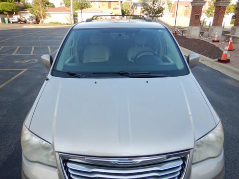 Used 2013 Chrysler Town & Country Touring FWD image 3