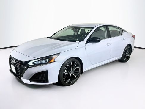 Used 2023 Nissan Altima 2.5 SR FWD image 3