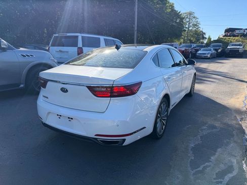 Used 2017 Kia Cadenza Premium w/ Luxury Package FWD image 6