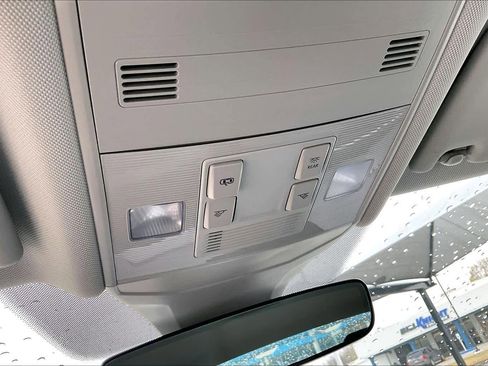 Used 2025 Volkswagen Jetta SE image 31