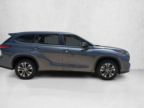 Used 2023 Toyota Highlander XLE FWD image 4