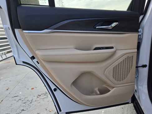 New 2025 Jeep Grand Cherokee Limited w/ Black Appearance Package image 19