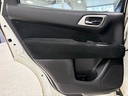 Used 2014 Nissan Pathfinder SV image 19