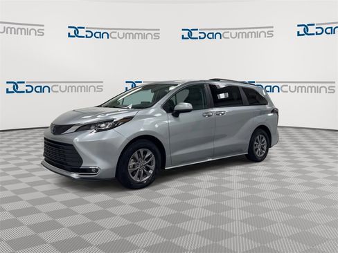 Used 2024 Toyota Sienna XLE image 4