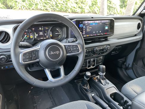 Used 2025 Jeep Wrangler Unlimited Sahara AWD/4WD image 28