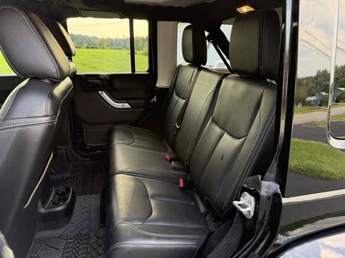 Used 2017 Jeep Wrangler Unlimited Sahara w/ Connectivity Group AWD/4WD image 21
