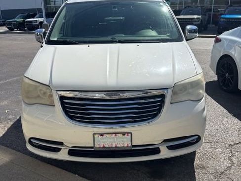 Used 2012 Chrysler Town & Country Touring-L w/ Entertainment Group #2 FWD image 3