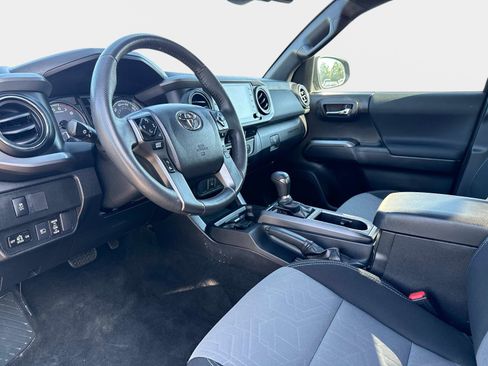 Used 2021 Toyota Tacoma TRD Off-Road AWD/4WD image 33