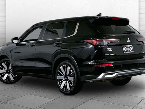 Used 2025 Mitsubishi Outlander SE image 11