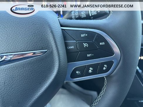 Used 2025 Chrysler Pacifica Select image 17
