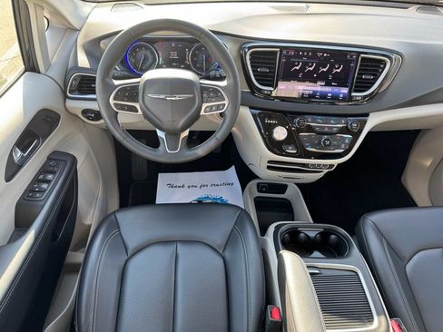 Used 2023 Chrysler Pacifica Touring-L FWD image 24