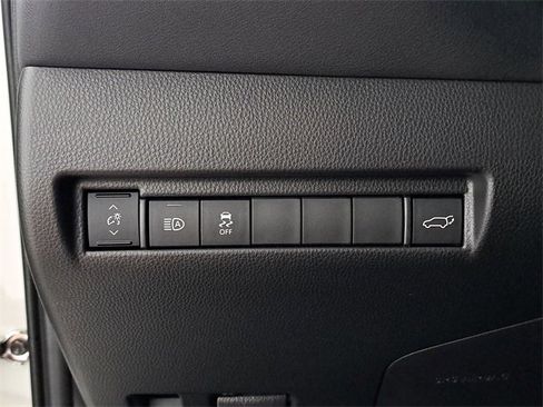 Used 2022 Toyota Venza XLE image 23