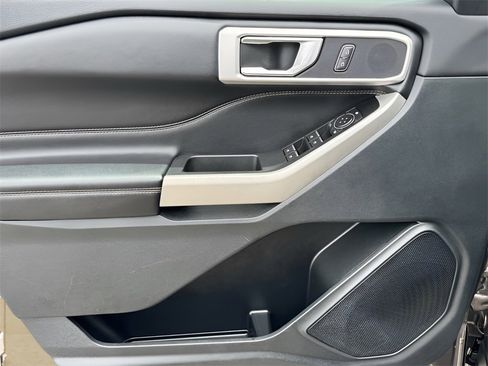 Used 2021 Ford Explorer XLT image 26