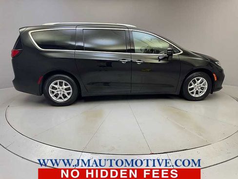 Used 2021 Chrysler Pacifica Touring-L image 6