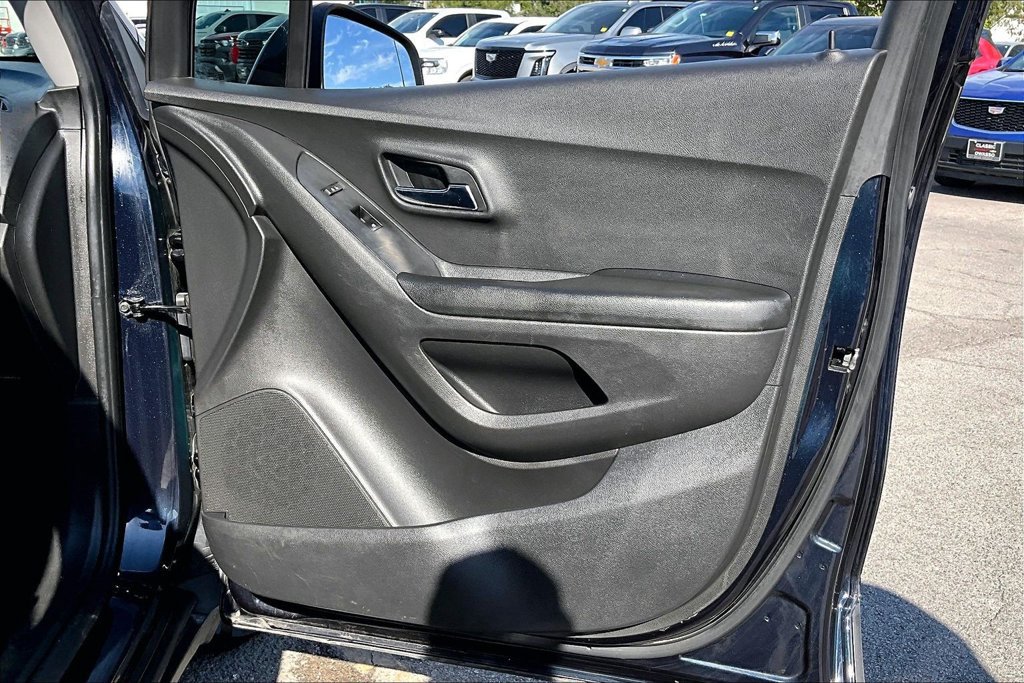 Used 2022 Chevrolet Trax LT w/ LT Convenience Package FWD image 26
