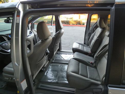 Used 2015 Toyota Sienna XLE image 38