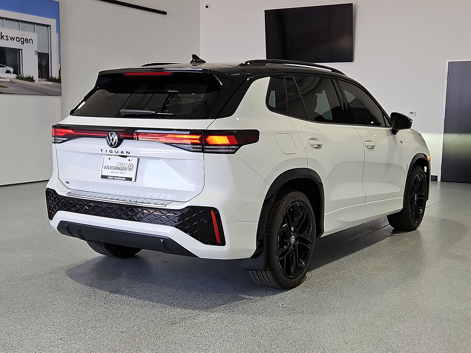 New 2026 Volkswagen Tiguan SE R-Line FWD image 9