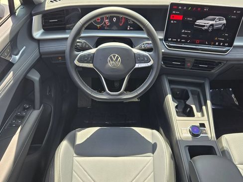 Certified 2026 Volkswagen Tiguan SE w/ Panoramic Sunroof Package FWD image 14