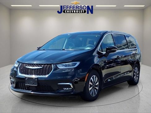 Used 2024 Chrysler Pacifica Limited FWD image 1