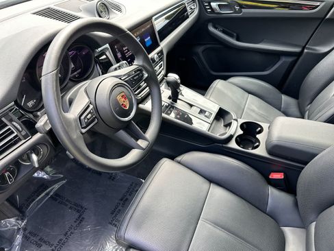 Certified 2025 Porsche Macan AWD/4WD image 4