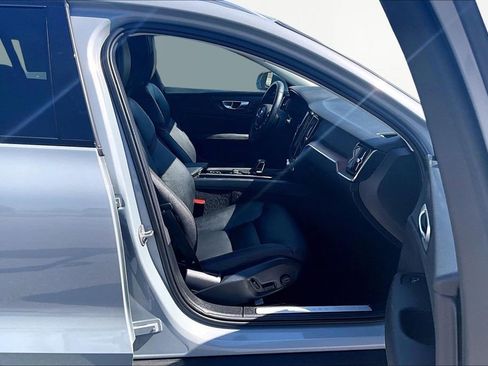 Used 2024 Volvo V60 B5 Cross Country Plus image 7