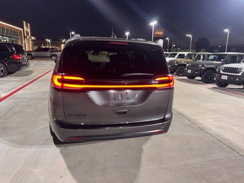Used 2021 Chrysler Pacifica Touring w/ S Appearance Package image 3