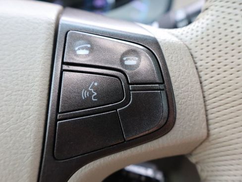 Used 2012 Toyota Sienna XLE image 31