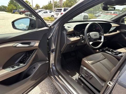 Certified 2025 Audi Q6 e-tron Prestige w/ 20" Wheel Package AWD/4WD image 38