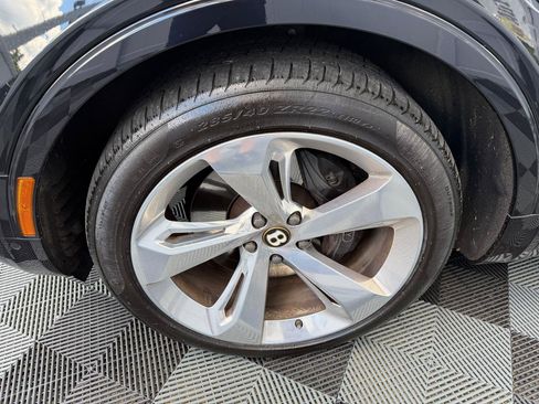 Used 2020 Bentley Bentayga Plug-In Hybrid AWD/4WD image 11
