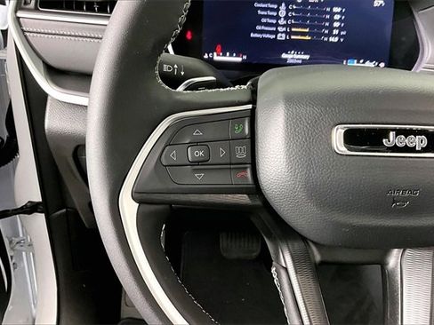 Used 2025 Jeep Grand Cherokee 4WD image 11