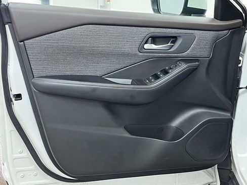 Used 2023 Nissan Rogue SV AWD/4WD image 16