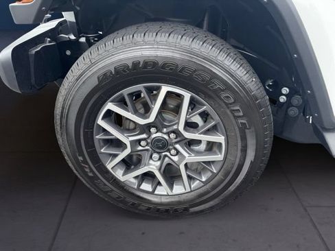 Used 2026 Jeep Wrangler Unlimited Sahara AWD/4WD image 9