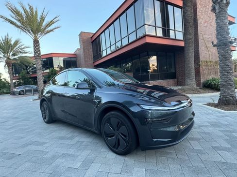 Used 2026 Tesla Model Y Long Range RWD image 7