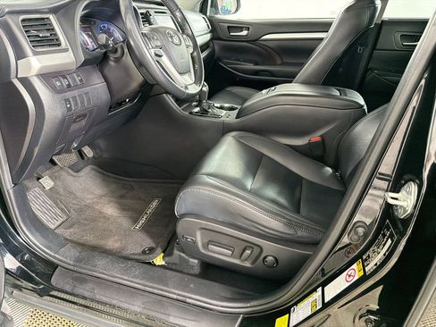 Used 2019 Toyota Highlander XLE image 11