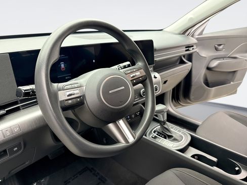 Used 2024 Hyundai Kona SE image 10