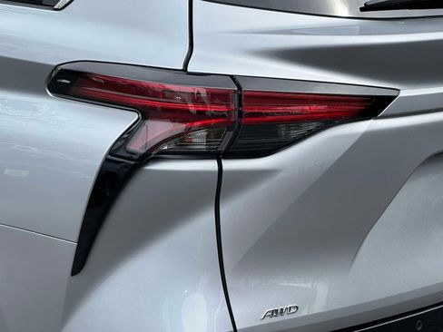 Used 2024 Toyota Sienna XSE w/ XSE Plus Package image 9