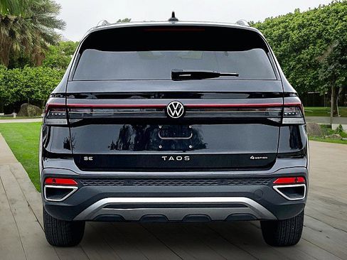 Used 2025 Volkswagen Taos SE AWD/4WD image 3
