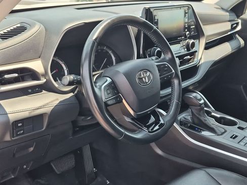 Used 2021 Toyota Highlander XLE AWD/4WD image 2