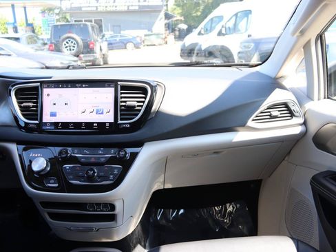 Used 2024 Chrysler Pacifica Touring-L FWD image 20