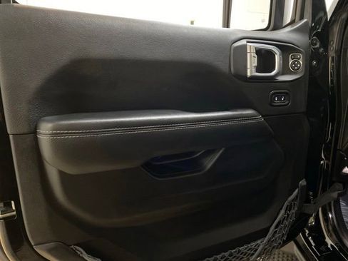 Used 2022 Jeep Wrangler Unlimited Sahara AWD/4WD image 31