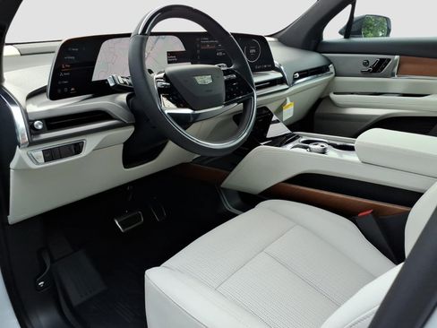 New 2027 Cadillac Vistiq Luxury w/ LPO, Floor Liner Package AWD/4WD image 12