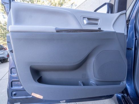 Used 2019 Toyota Sienna AWD image 7