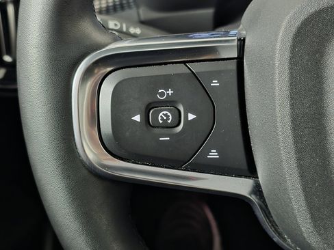 Used 2022 Volvo XC40 T5 R-Design w/ Advanced Package image 32