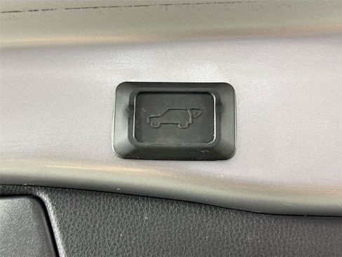 Used 2020 Toyota RAV4 XLE w/ Convenience Package FWD image 35