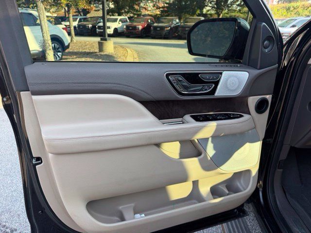 Used 2023 Lincoln Navigator Reserve AWD/4WD image 12