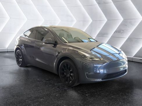 Used 2023 Tesla Model Y Long Range AWD/4WD image 1